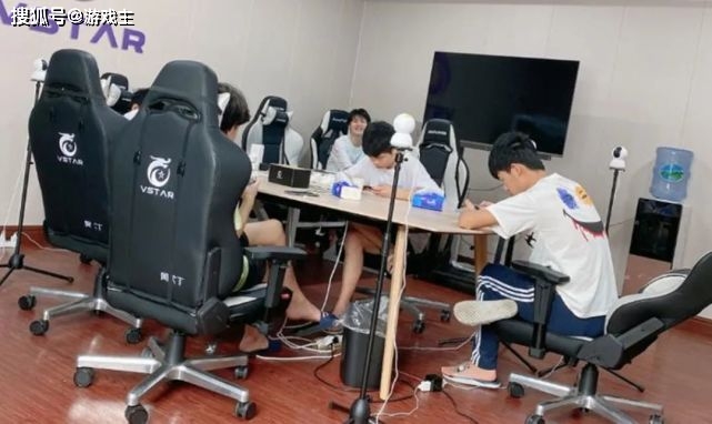 Vv被曝打人卡合同,月薪5000违约赔千万?缩略图 Vv被曝打人卡合同,月薪5000违约赔千万?缩略图